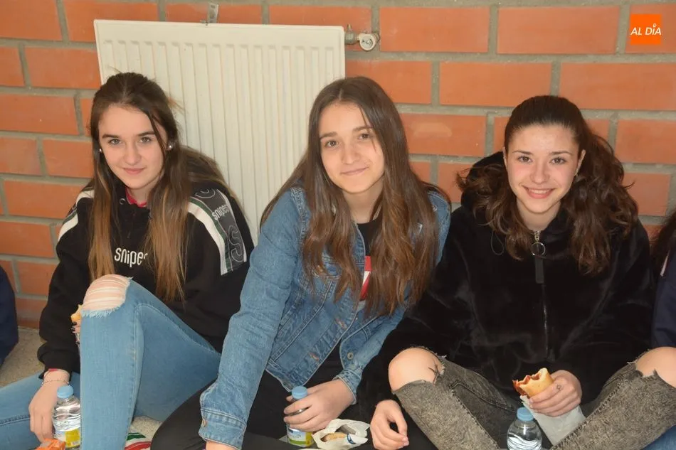 Foto 11 - Intensa jornada solidaria en el colegio Antonio Machado con musica y deporte