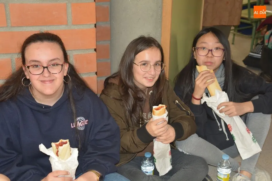 Foto 10 - Intensa jornada solidaria en el colegio Antonio Machado con musica y deporte