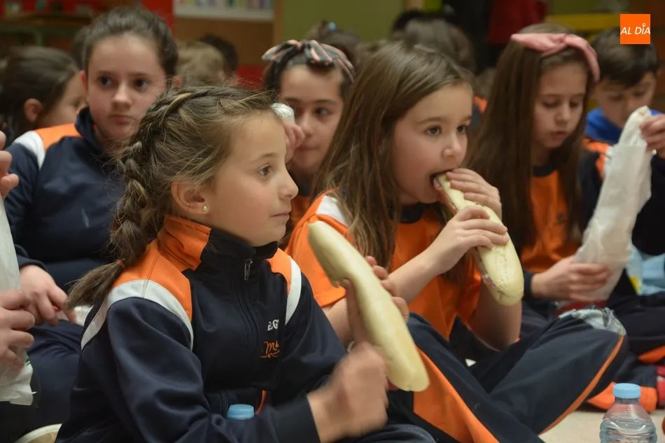 Foto 8 - Intensa jornada solidaria en el colegio Antonio Machado con musica y deporte