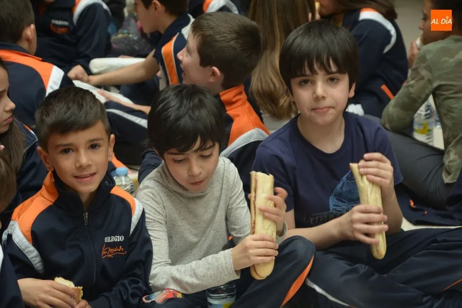 Foto 6 - Intensa jornada solidaria en el colegio Antonio Machado con musica y deporte