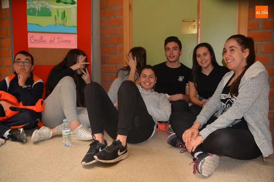 Foto 5 - Intensa jornada solidaria en el colegio Antonio Machado con musica y deporte