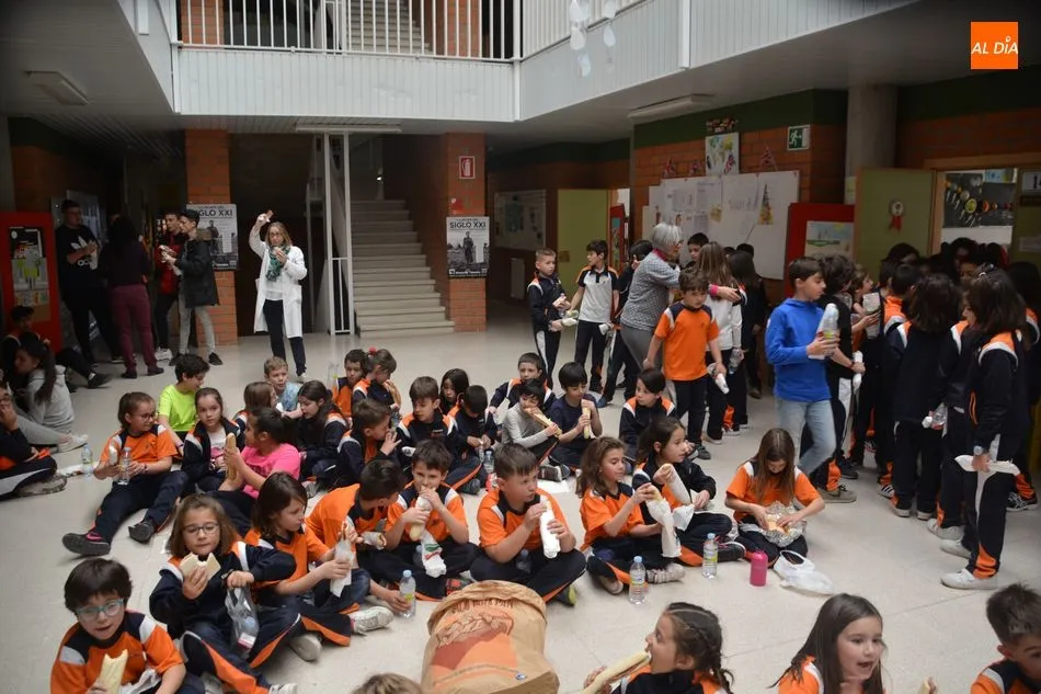 Foto 4 - Intensa jornada solidaria en el colegio Antonio Machado con musica y deporte
