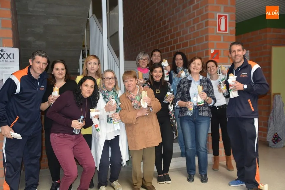 Foto 3 - Intensa jornada solidaria en el colegio Antonio Machado con musica y deporte