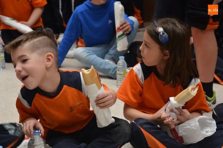 Foto 2 - Intensa jornada solidaria en el colegio Antonio Machado con musica y deporte