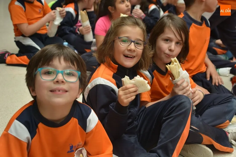 Foto 9 - Intensa jornada solidaria en el colegio Antonio Machado con musica y deporte