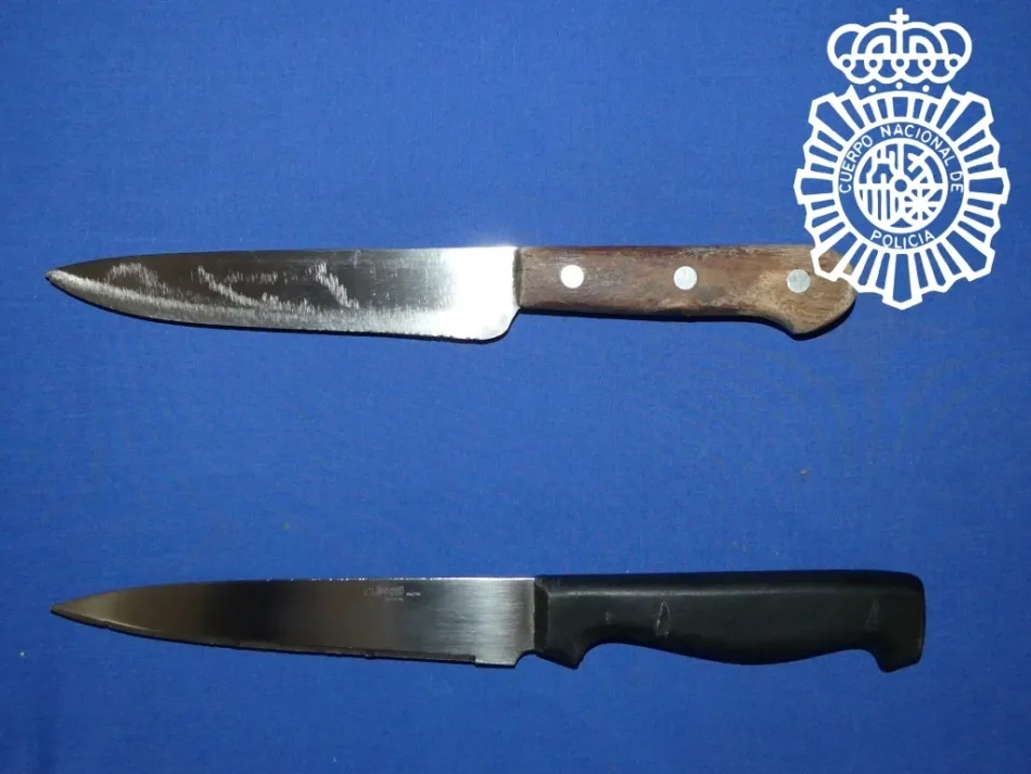 Cuchillos intervenidos por la Policía en el piso de la calle México