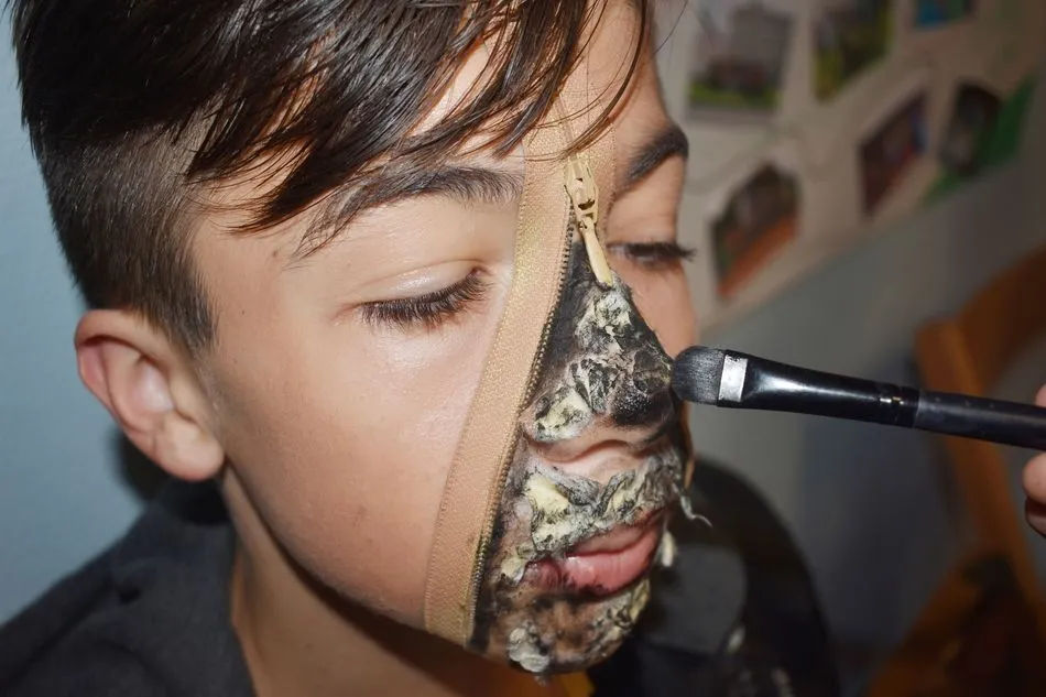 Foto 7 - Los j&oacute;venes de Carbajosa participan en un taller de maquillaje art&iacute;stico para Carnaval