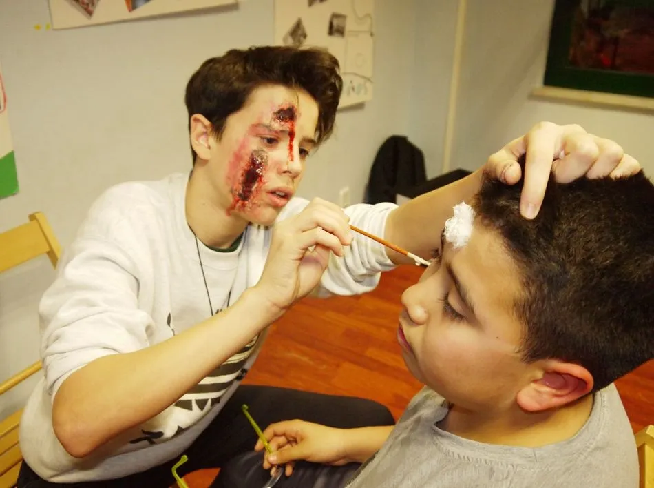 Foto 6 - Los j&oacute;venes de Carbajosa participan en un taller de maquillaje art&iacute;stico para Carnaval