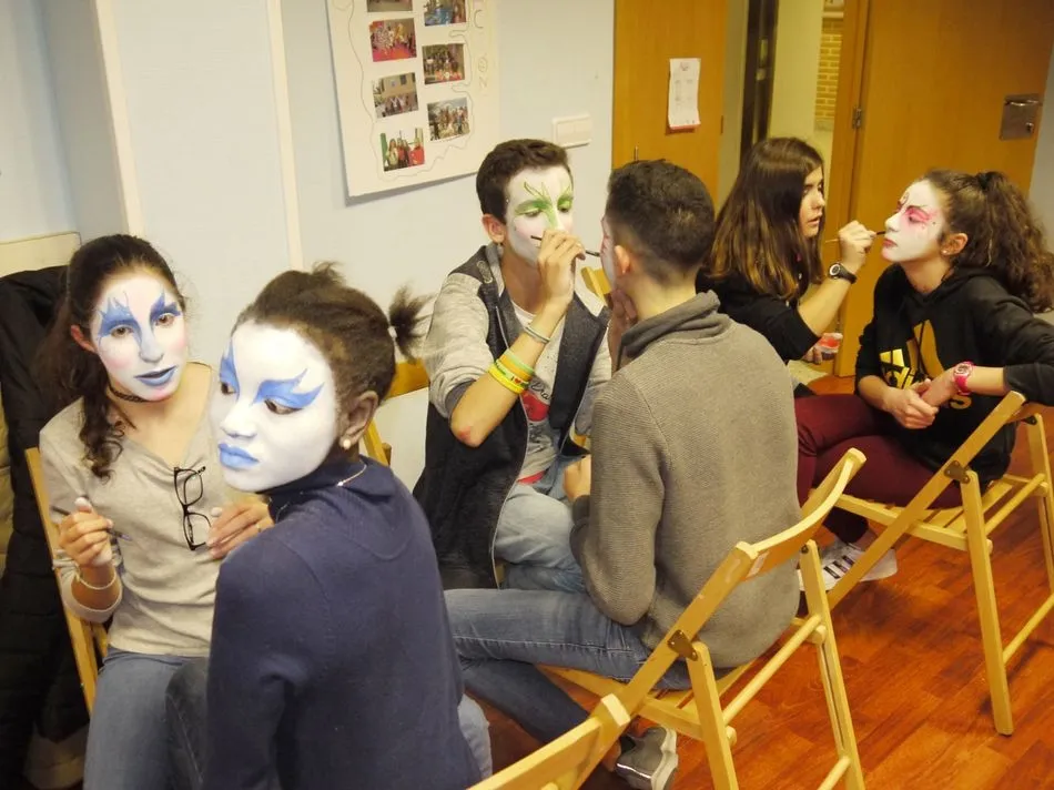 Foto 5 - Los j&oacute;venes de Carbajosa participan en un taller de maquillaje art&iacute;stico para Carnaval