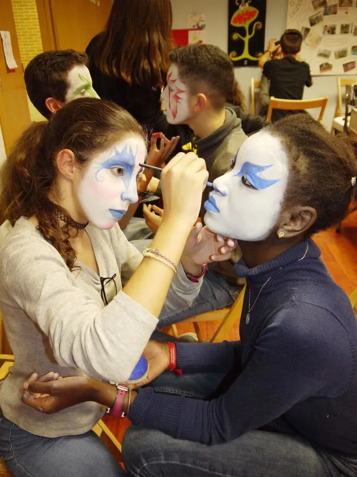 Foto 4 - Los j&oacute;venes de Carbajosa participan en un taller de maquillaje art&iacute;stico para Carnaval