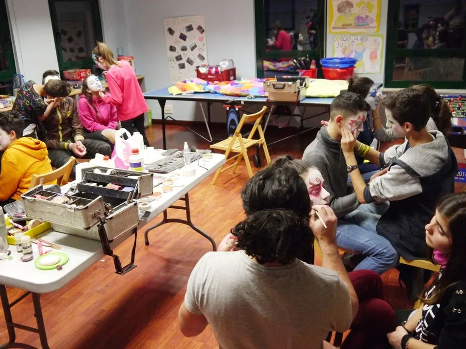 Foto 3 - Los j&oacute;venes de Carbajosa participan en un taller de maquillaje art&iacute;stico para Carnaval