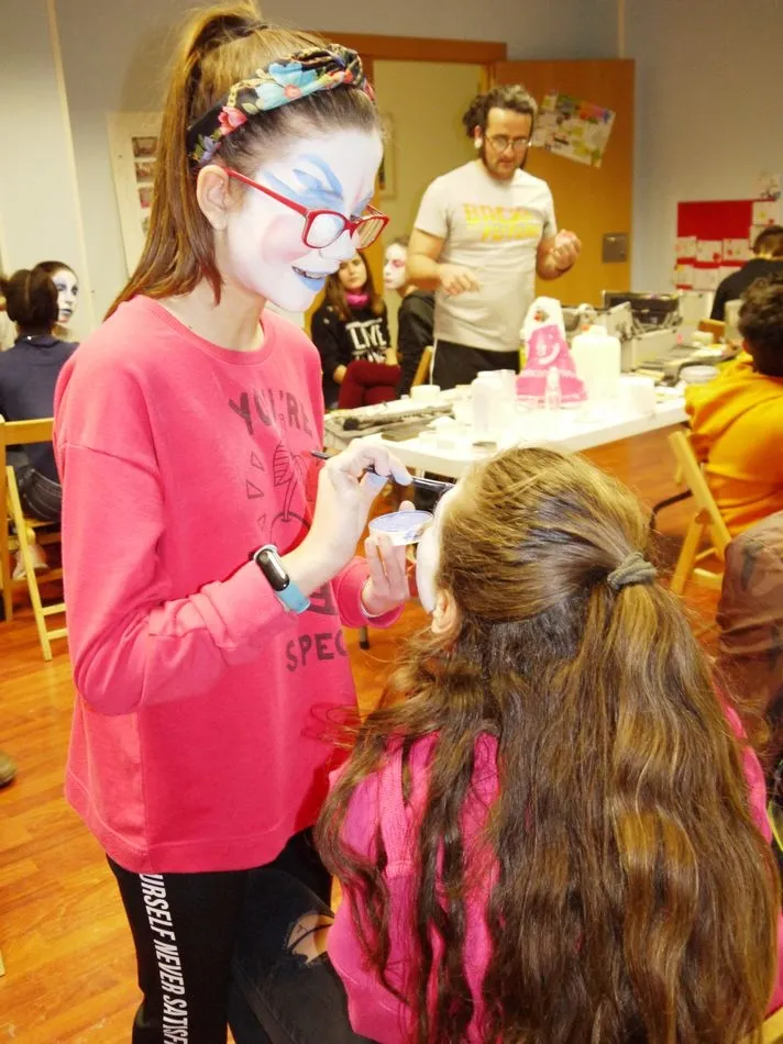 Foto 2 - Los j&oacute;venes de Carbajosa participan en un taller de maquillaje art&iacute;stico para Carnaval