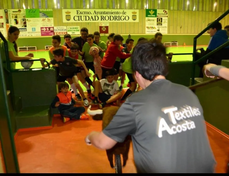 Foto 9 - Prebenjamines, benjamines e infantiles del III Columnas tambi&eacute;n se suman al esp&iacute;ritu carnavalero  