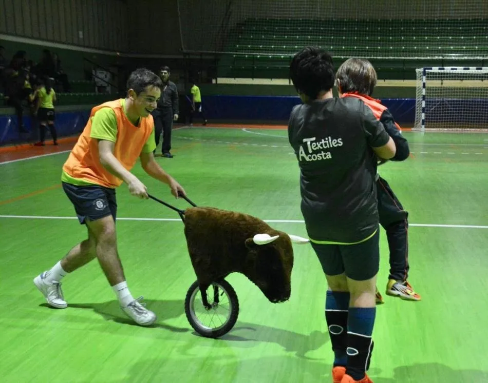 Foto 5 - Prebenjamines, benjamines e infantiles del III Columnas tambi&eacute;n se suman al esp&iacute;ritu carnavalero  