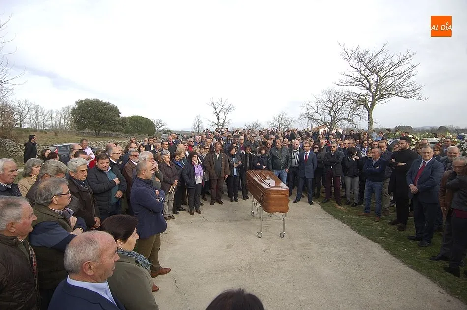Foto 11 - Multitudinario &uacute;ltimo adi&oacute;s en Casillas de Flores a Jos&eacute; Pinto  