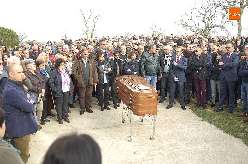 Foto 10 - Multitudinario &uacute;ltimo adi&oacute;s en Casillas de Flores a Jos&eacute; Pinto  