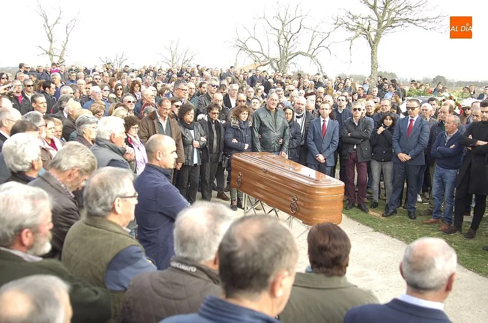 Foto 9 - Multitudinario &uacute;ltimo adi&oacute;s en Casillas de Flores a Jos&eacute; Pinto  