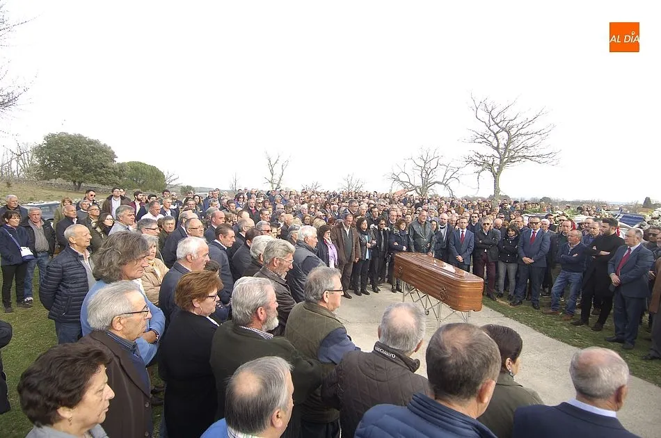 Foto 8 - Multitudinario &uacute;ltimo adi&oacute;s en Casillas de Flores a Jos&eacute; Pinto  