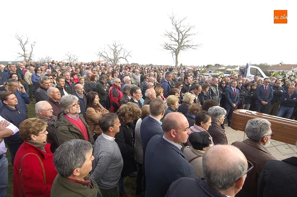 Foto 7 - Multitudinario &uacute;ltimo adi&oacute;s en Casillas de Flores a Jos&eacute; Pinto  