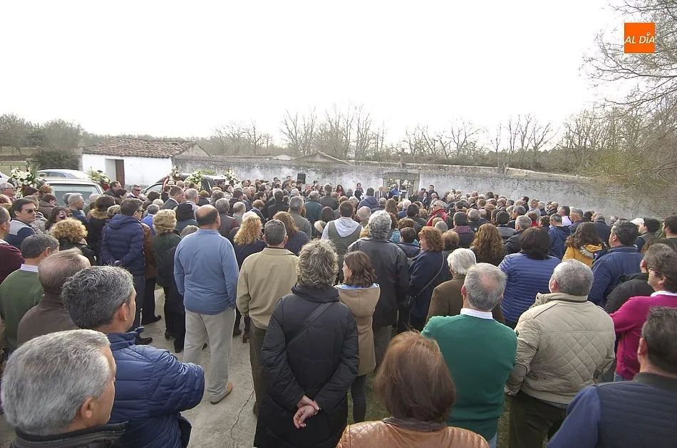 Foto 6 - Multitudinario &uacute;ltimo adi&oacute;s en Casillas de Flores a Jos&eacute; Pinto  