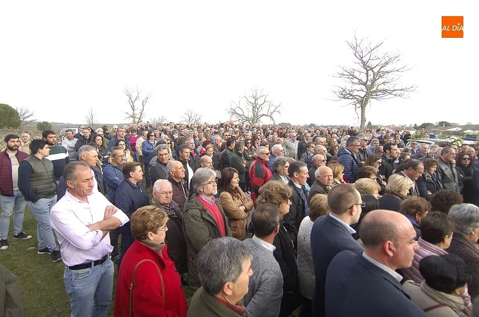 Foto 4 - Multitudinario &uacute;ltimo adi&oacute;s en Casillas de Flores a Jos&eacute; Pinto  