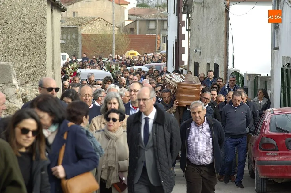 Foto 3 - Multitudinario &uacute;ltimo adi&oacute;s en Casillas de Flores a Jos&eacute; Pinto  