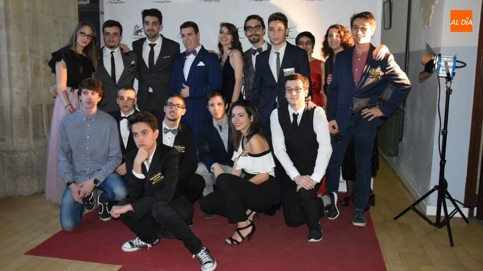 Grupo de alumnos que han recibido sus diplomas y bandas. Foto: Eva Fernández