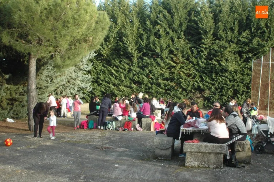 Foto 6 - Los vitigudinenses mantienen viva la tradici&oacute;n del Jueves Merendero  