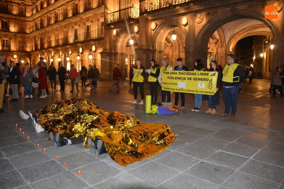 Foto 5 - Amnist&iacute;a Internacional reclama con una performance medidas contra la violencia de g&eacute;nero  