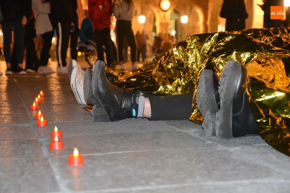 Foto 7 - Amnist&iacute;a Internacional reclama con una performance medidas contra la violencia de g&eacute;nero  