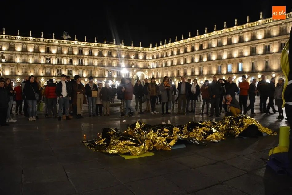 Foto 2 - Amnist&iacute;a Internacional reclama con una performance medidas contra la violencia de g&eacute;nero  