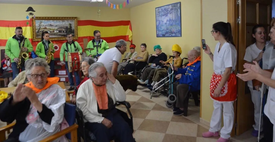 Foto 6 - La Residencia Caracillo lleva a cabo su propio encierro carnavalero  
