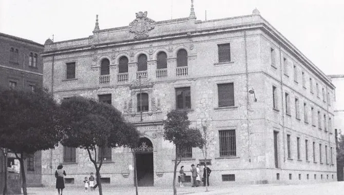 El antiguo edificio de Correos en la plaza de Santa Eulalia