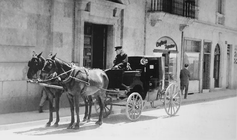 La calle Azafranal, cuando circulaban los coches de caballos