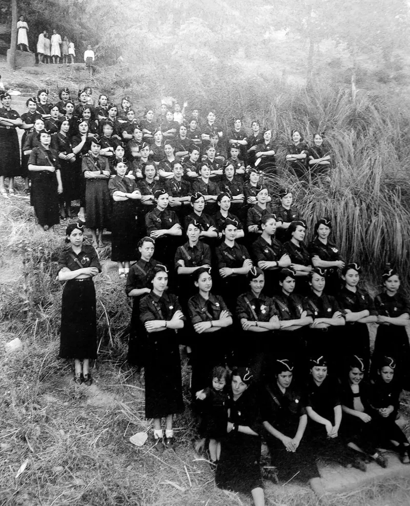 Foto 2 - La Secci&oacute;n Femenina en la posguerra