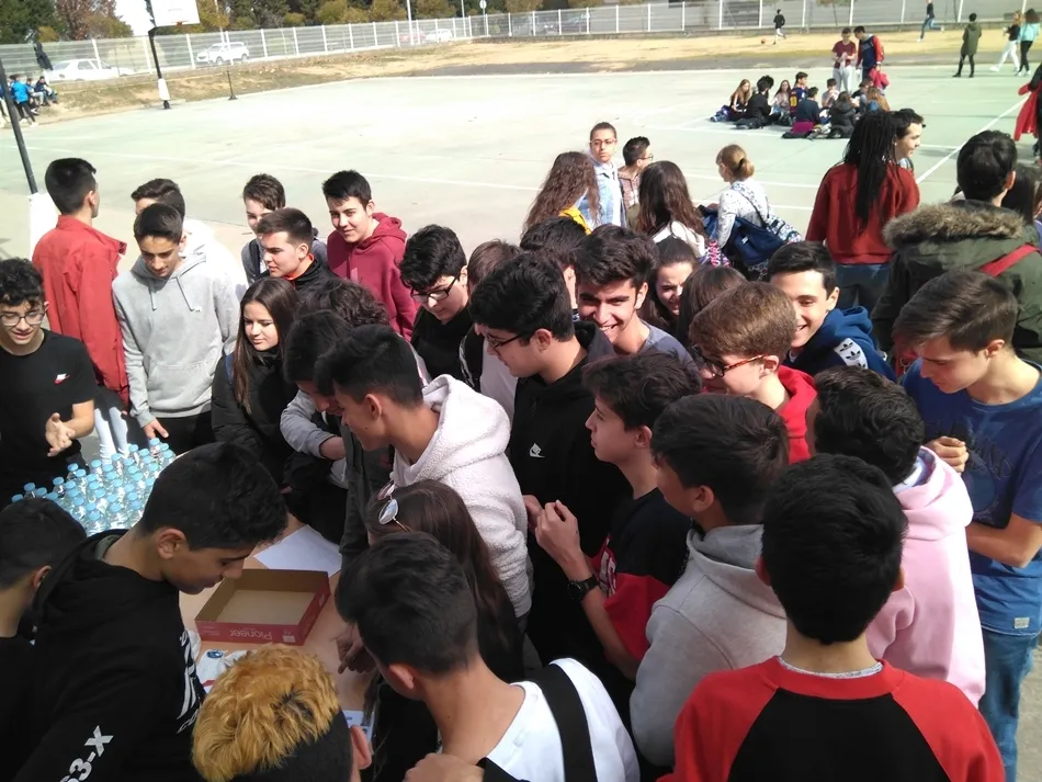 Foto 5 - Bocatas solidarios en el IES Federico Garc&iacute;a Bernalt