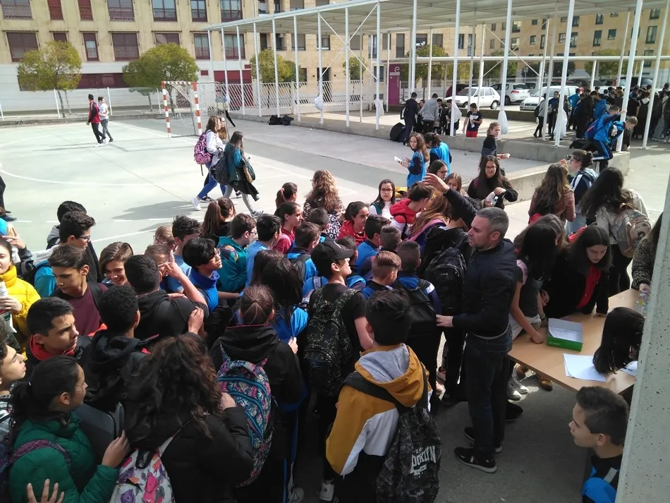 Foto 3 - Bocatas solidarios en el IES Federico Garc&iacute;a Bernalt
