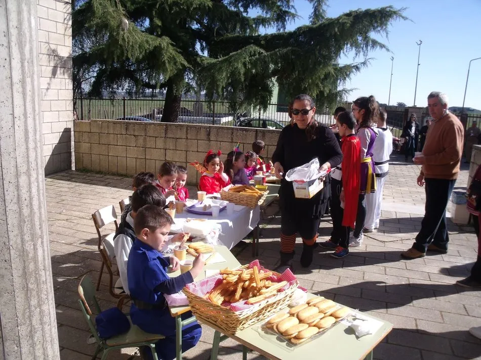 Foto 3 - Los alumnos del colegio celebran el Carnaval con una chocolatada  