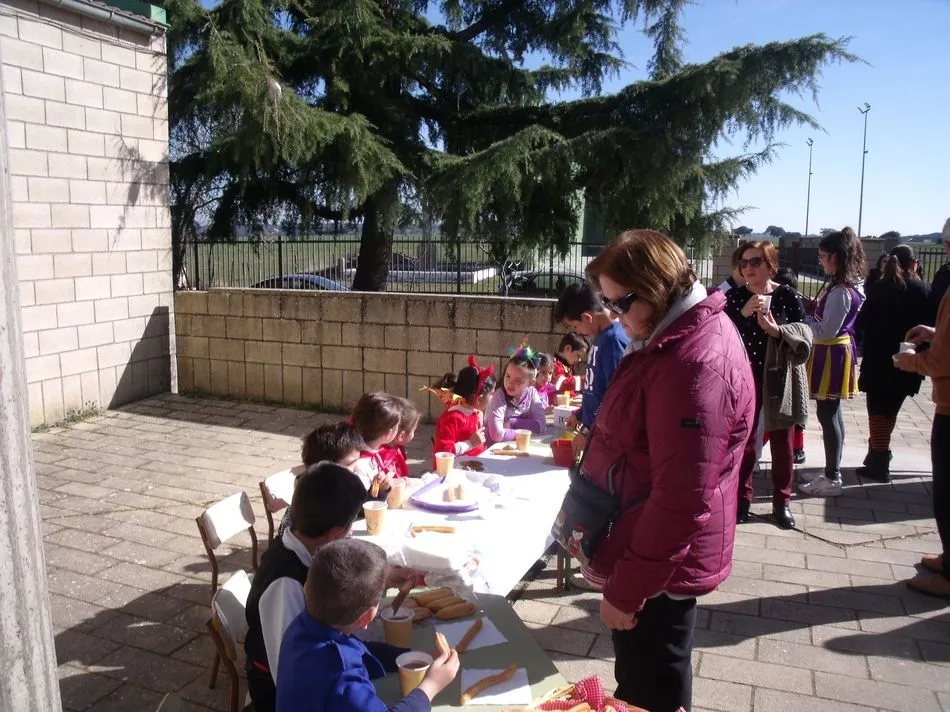 Foto 7 - Los alumnos del colegio celebran el Carnaval con una chocolatada  