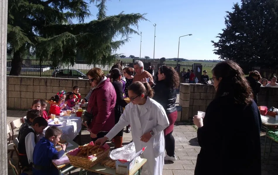 Foto 6 - Los alumnos del colegio celebran el Carnaval con una chocolatada  