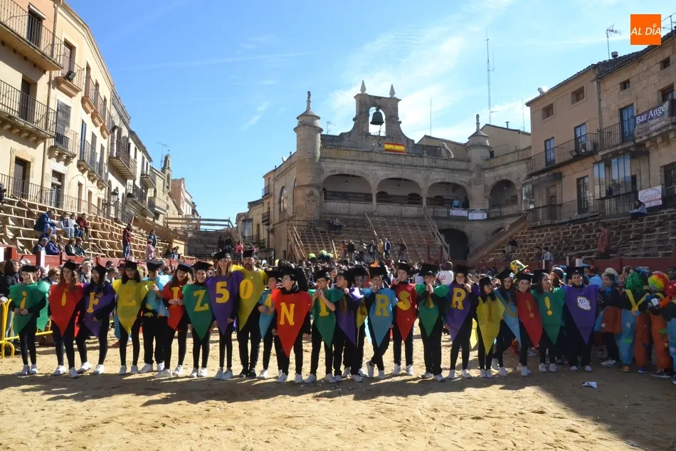 Alumnos de Misioneras-Santa Teresa con la leyenda ¡Feliz 50 Aniversario!