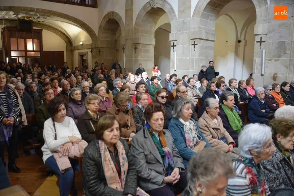 Foto 9 - Colas en la iglesia de San Pablo con motivo del tradicional Besapi&eacute;s a Jes&uacute;s Rescatado