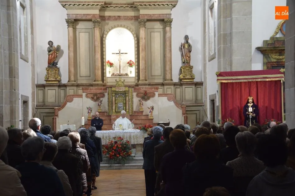 Foto 8 - Colas en la iglesia de San Pablo con motivo del tradicional Besapi&eacute;s a Jes&uacute;s Rescatado