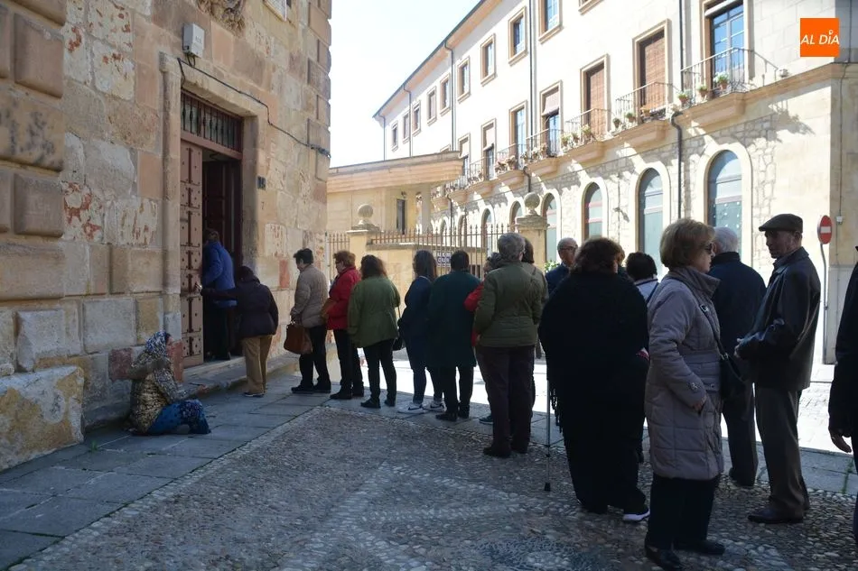 Foto 7 - Colas en la iglesia de San Pablo con motivo del tradicional Besapi&eacute;s a Jes&uacute;s Rescatado