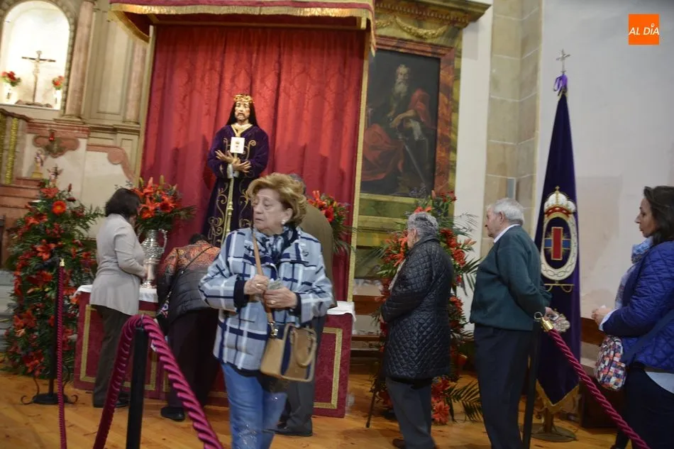 Foto 6 - Colas en la iglesia de San Pablo con motivo del tradicional Besapi&eacute;s a Jes&uacute;s Rescatado
