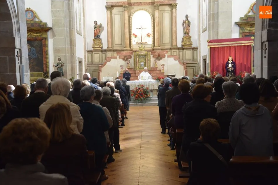 Foto 2 - Colas en la iglesia de San Pablo con motivo del tradicional Besapi&eacute;s a Jes&uacute;s Rescatado