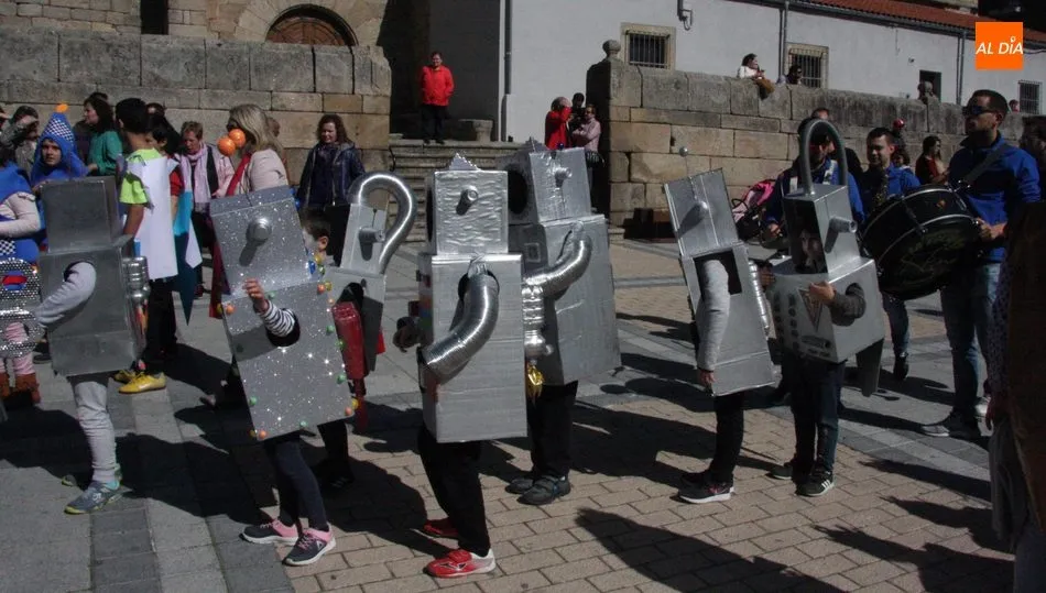 Los alumnos del CEIP Manuel Moreno Blanco celebran el Carnaval con un sonoro desfile  
