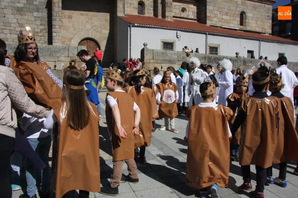 Foto 11 - Los alumnos del CEIP Manuel Moreno Blanco celebran el Carnaval con un sonoro desfile  