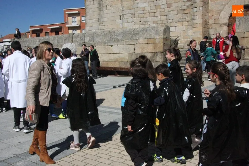 Foto 9 - Los alumnos del CEIP Manuel Moreno Blanco celebran el Carnaval con un sonoro desfile  