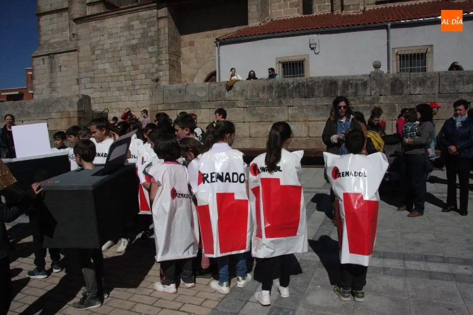 Foto 8 - Los alumnos del CEIP Manuel Moreno Blanco celebran el Carnaval con un sonoro desfile  